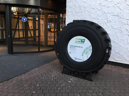 Der Earthmax SR 53 - auf dem Seminar des Verbands der Baubranche, Umwelt- und Maschinentechnik (VDBUM) informierte der Osnabrücker Reifen-Großhändler Bohnenkamp die Besucher über Reifen und Räder im professionellen Einsatz.